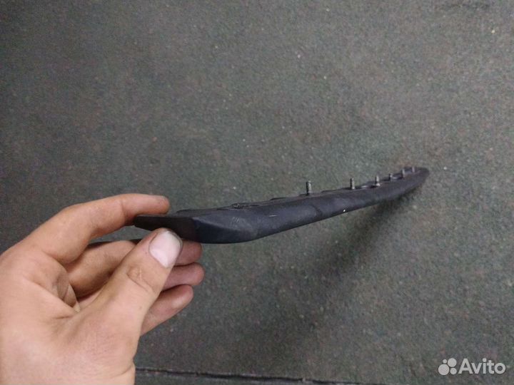 Планка ручки багажника мерседес 124 дорест