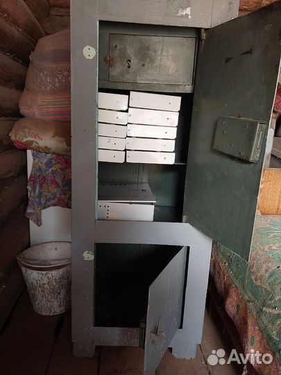 Сейф металлический