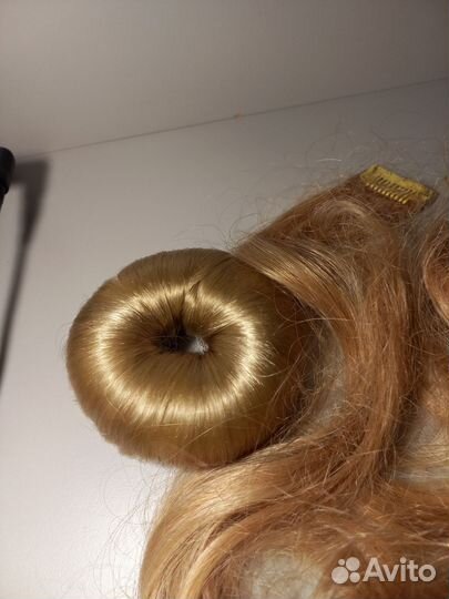 Волосы на заколках блонд