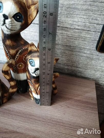 Статуэтки кошек из дерева