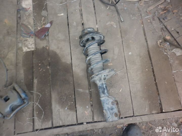 Передняя левая стойка мазда фемели