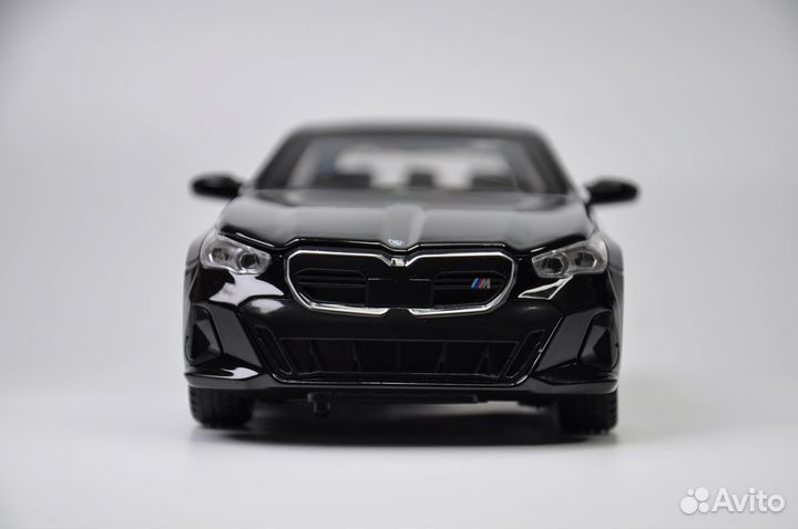 Модель авто BMW i5 M60 xDrive (G60) 1:24 металл