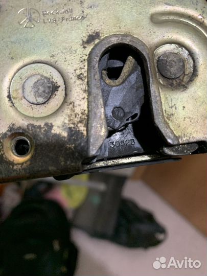 Замок багажника peugeot 307