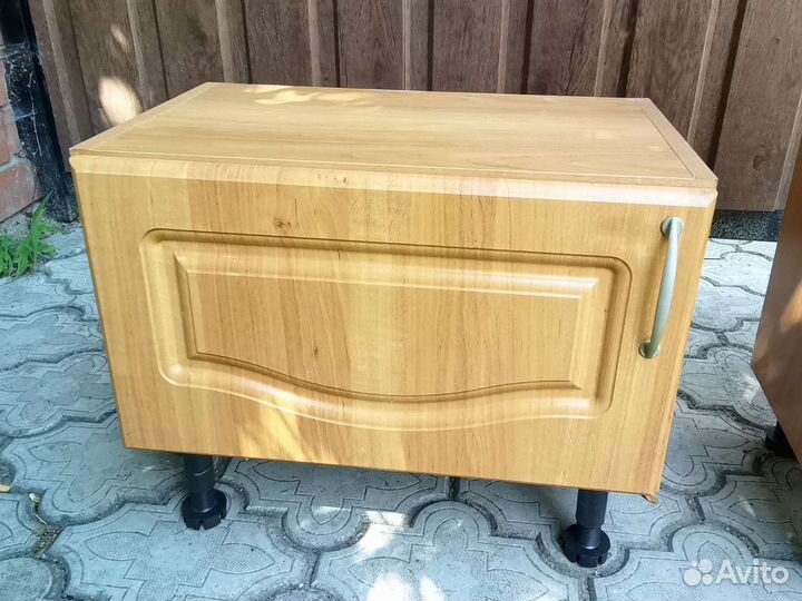 Тумбочка, навесной шкаф