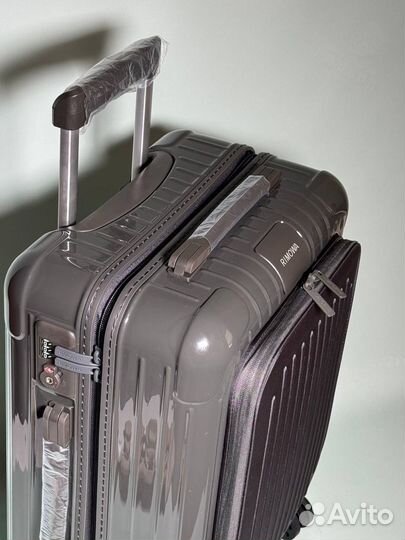 Чемодан на колесах Rimowa