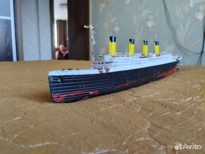 Модель титаника из пластика со дна