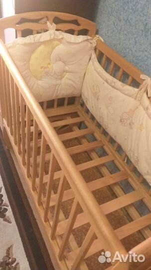 Детская кроватка с маятником
