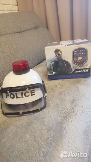 Каска полицейского с мигалкой