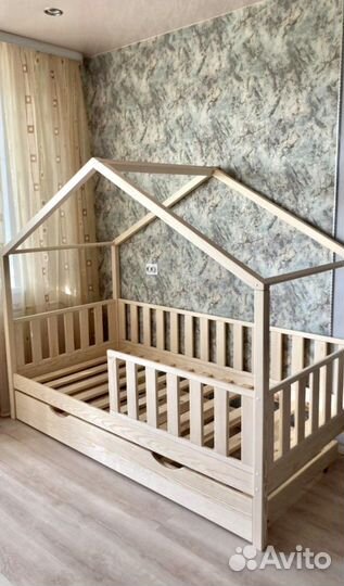 Кровать домик из массива сосны