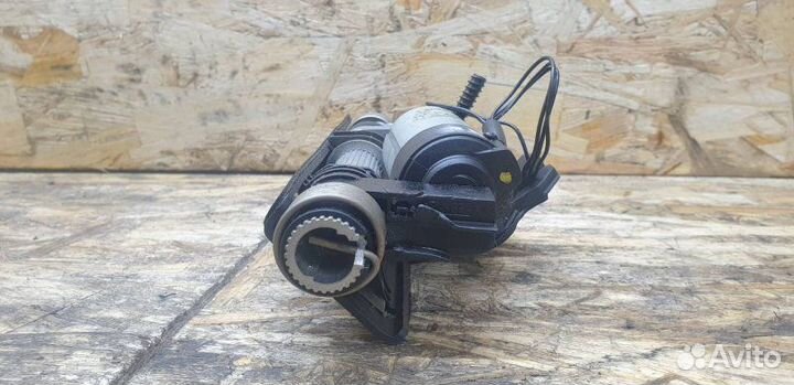 Механизм складывания подголовников Mercedes-Benz