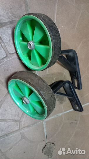 Дополнительные боковые колеса детского велосипеда