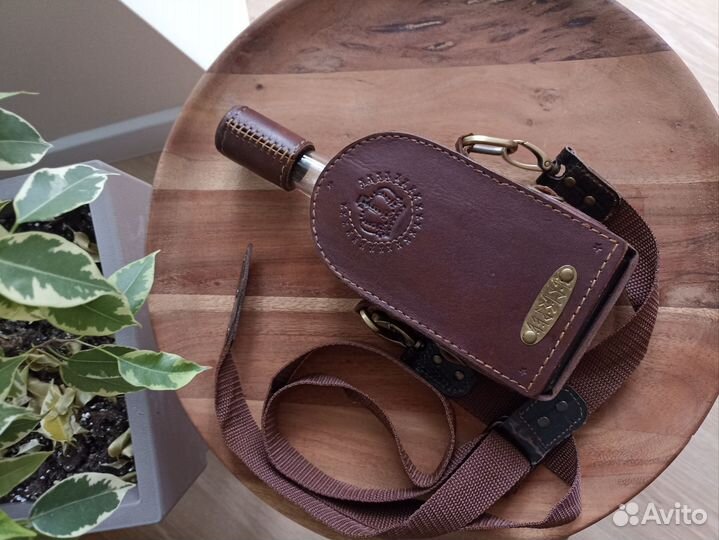 Фляжка для алкоголя кожаная на ремне через плечо