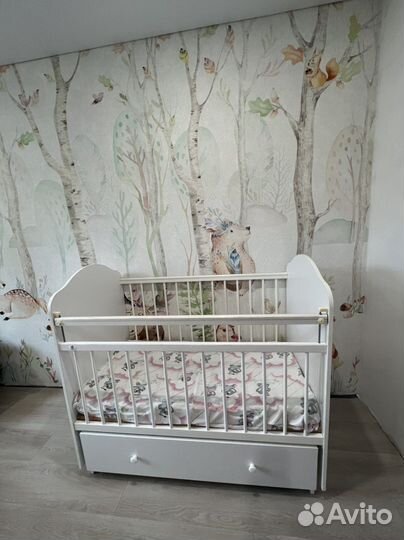 Детская кроватка маятник с ящиками белая