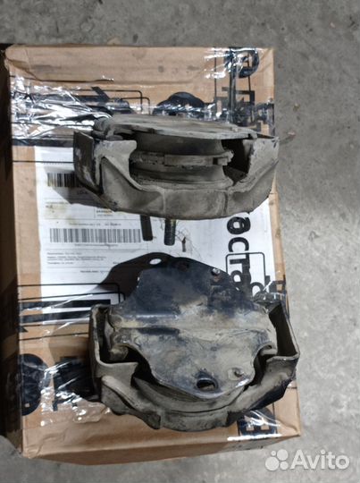 Подушка двигателя