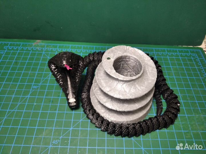 Подставка под ручки и карандаши с игрушкой-коброй