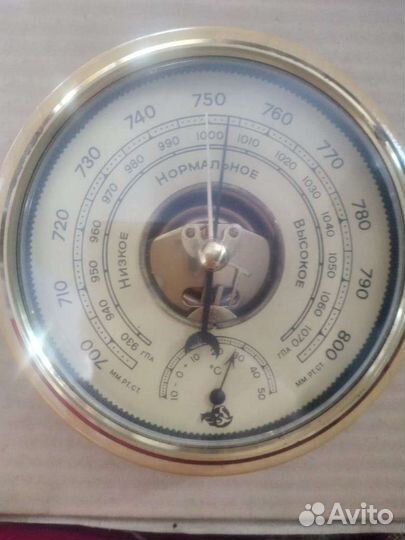 Борометр в деревянной оправе, лакированный