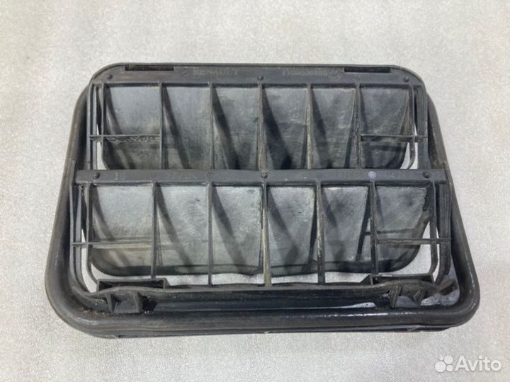 Решетка вентиляционная задняя правая Renault Logan