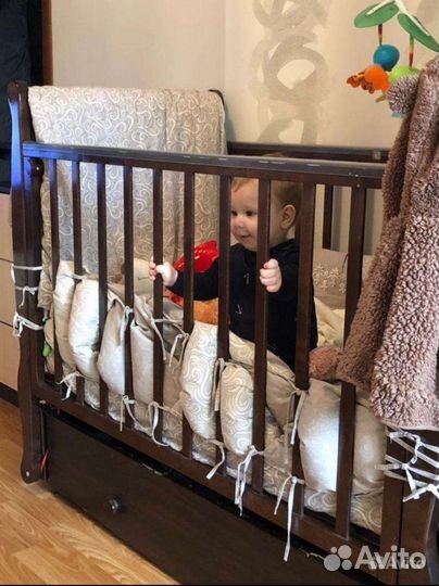 Детская кроватка с маятником и ящиком