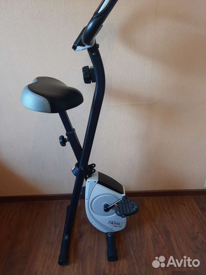 Велотренажер с классической вертикальной посадкой