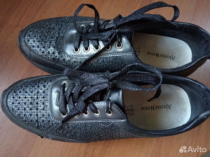 Кроссовки женские