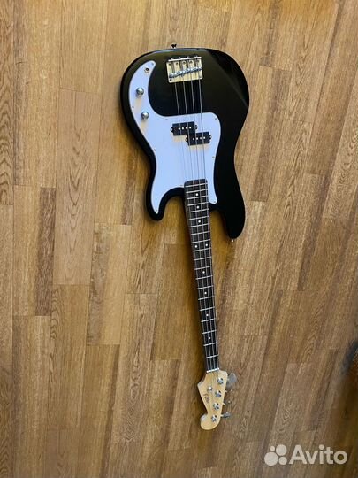 Бас гитара Новая