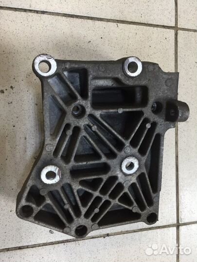 Кронштейн вспомогательных агрегатов Nissan Almera