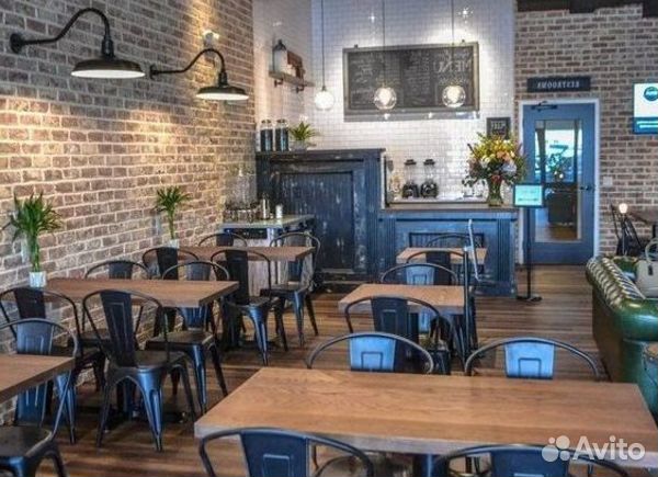 Кафе с панорамными окнами у метро