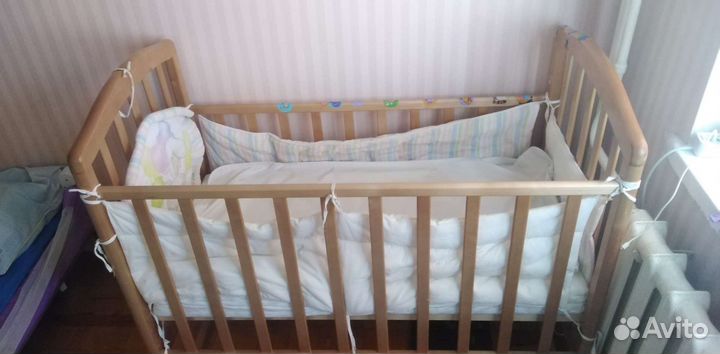 Детская кроватка с маятником