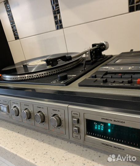 Проигрыватель проигрывает пластинки