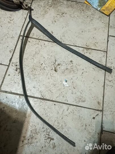 Уплотнитель стекла передний правый Renault Espace