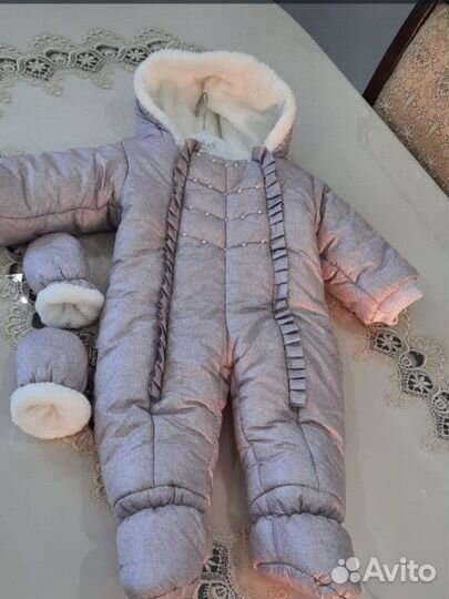 Качели и кроватка и комбинзон