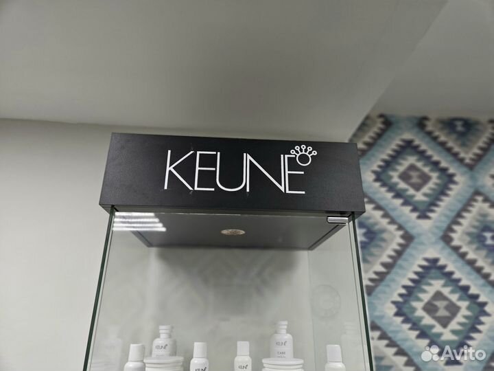 Стеклянная витрина с подсветкой Keune