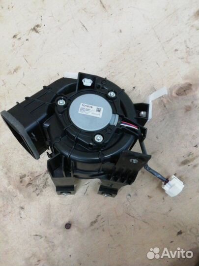 Мотор охлаждения батареи Toyota Prius ZVW50