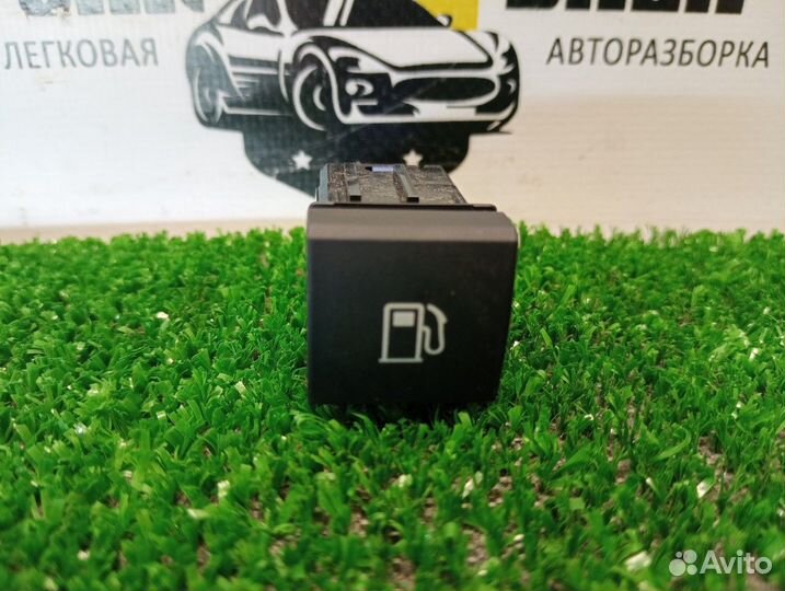 Кнопка открывания лючка бензобака