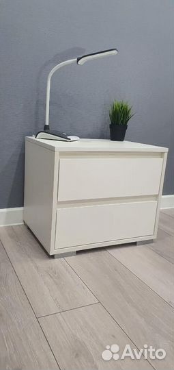 Тумба белая прикроватная с ящиками