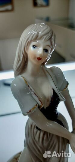 Статуэтка фарфоровая