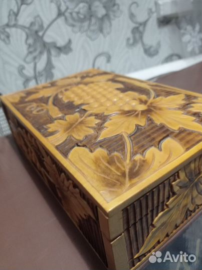 Деревянная шкатулка