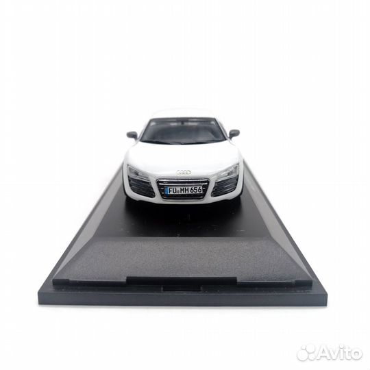 Модель Schuco 450750300 Audi R8 Coupe 1:43 (white)