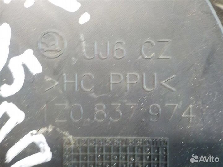 Крышка зеркала внутренняя правая Skoda Octavia (A