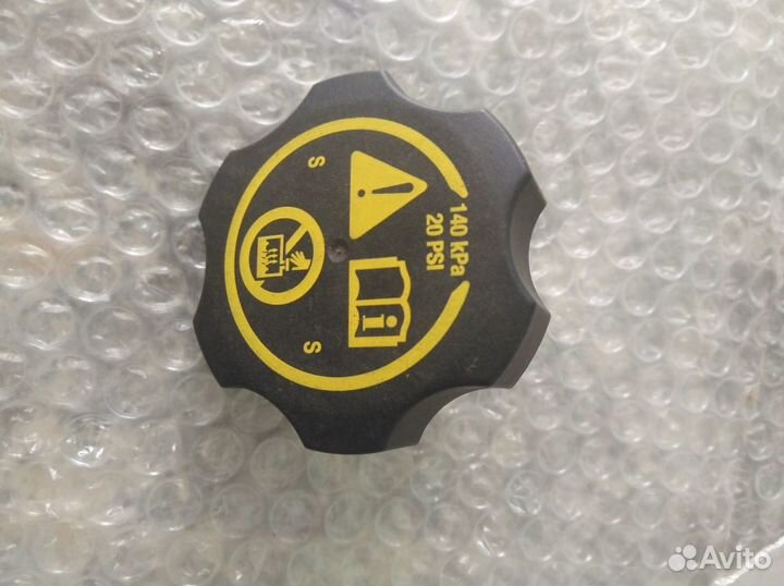 Крышка расширительного бачка GM 13502353 Opel