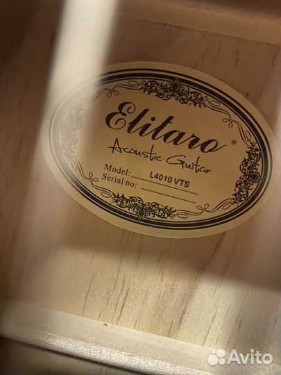 Акустическая гитара с чехлом и каподастром
