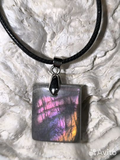 Кулон с натуральным лабрадоритом. Русалочий камень