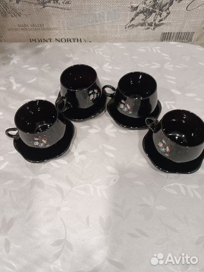 Кофейные чашки с блюдцами