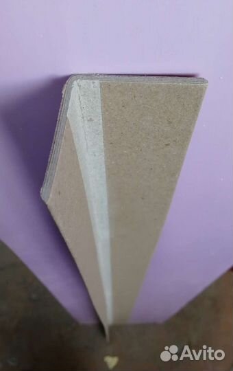 Уголок картонный