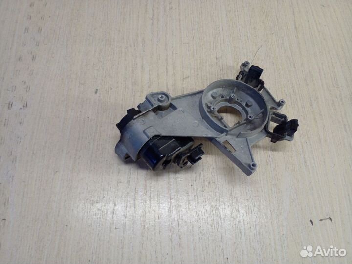 Кронштейн левого зеркала Toyota Land Cruiser 200