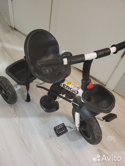 Трехколесный велосипед с ручкой