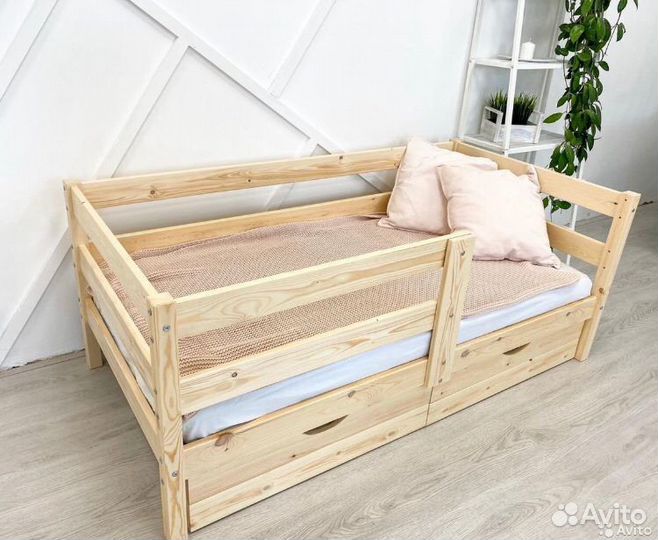 Детская кровать из массива
