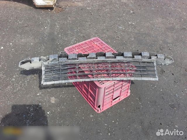 Решетка в бампер центральная Renault Megane III 20