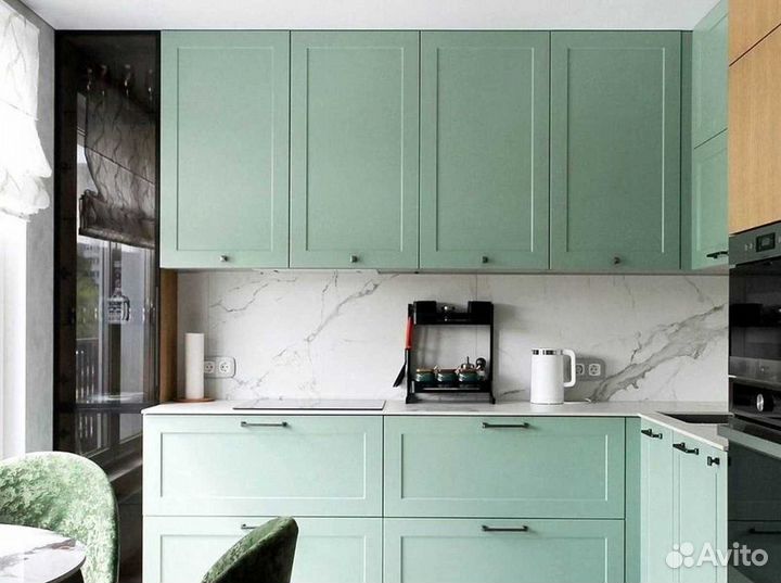 Кухонный гарнитур с каменным островом