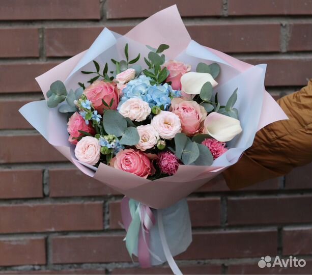 Букеты из роз и гортензий. Доставка в Москве